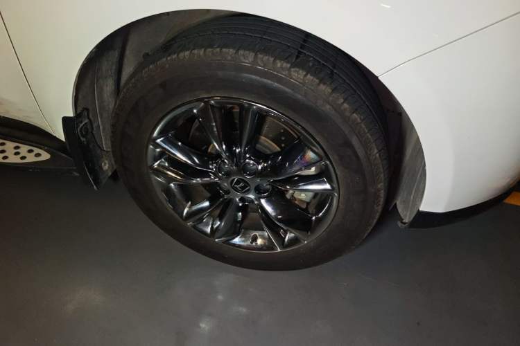 Used Luxgen Great 7 SUV 2013 Limited-Edition Sharp Edition 2.2T All-Wheel-Drive Prestige Model Right Front Wheel Hub