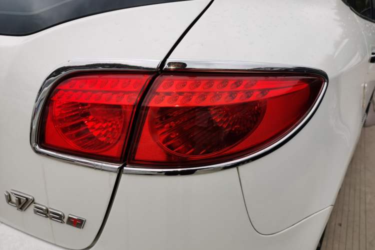 Used Luxgen Great 7 SUV 2013 Limited-Edition Sharp Model 2.2T Two-Wheel-Drive Smart Version Right Rear Taillight