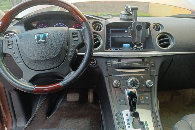 Used Luxgen Great 7 SUV 2013 Limited-Edition Sharp Model 2.2T Two-Wheel-Drive Smart Version Center Console