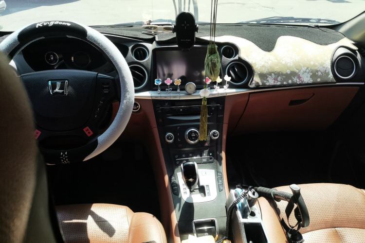 Used Luxgen Great 7 SUV 2013 Limited-Edition Sharp Edition 2.2T All-Wheel-Drive Prestige Model Center Console