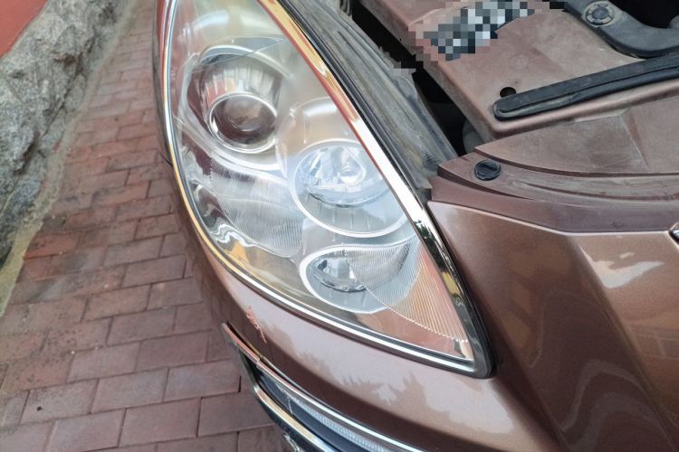 Used Luxgen Great 7 SUV 2013 Limited-Edition Sharp Model 2.2T Two-Wheel-Drive Smart Version Right Front Headlight