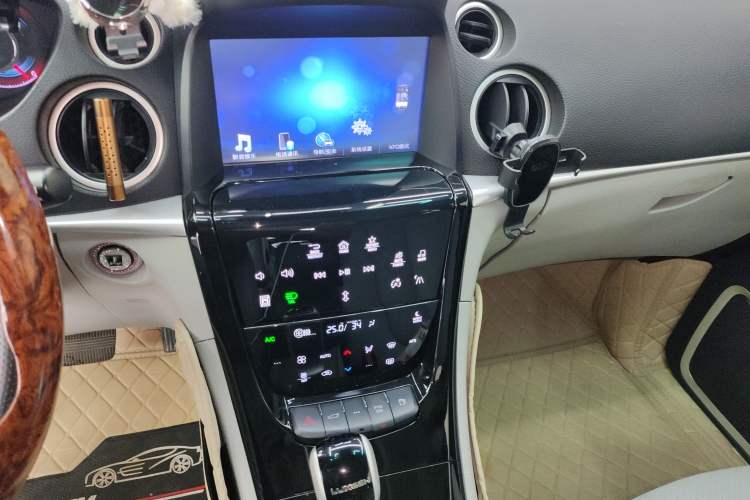 Used Luxgen Great 7 SUV 2014 2.2T Four-Wheel Drive Prestige Version Audio And AC Panel