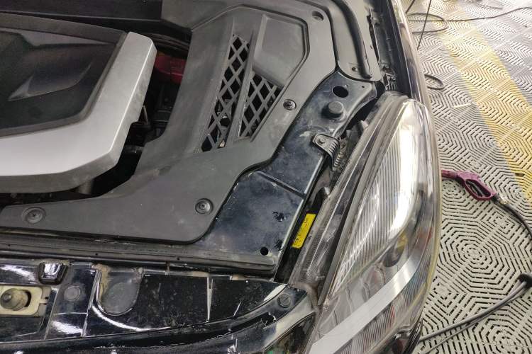 Used Luxgen Great 7 SUV 2014 2.2T Four-Wheel Drive Prestige Version Engine Bay Left