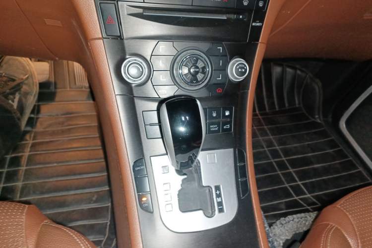 Used Luxgen Great 7 SUV 2014 2.2T Two-Wheel-Drive Smart Version Gear Lever