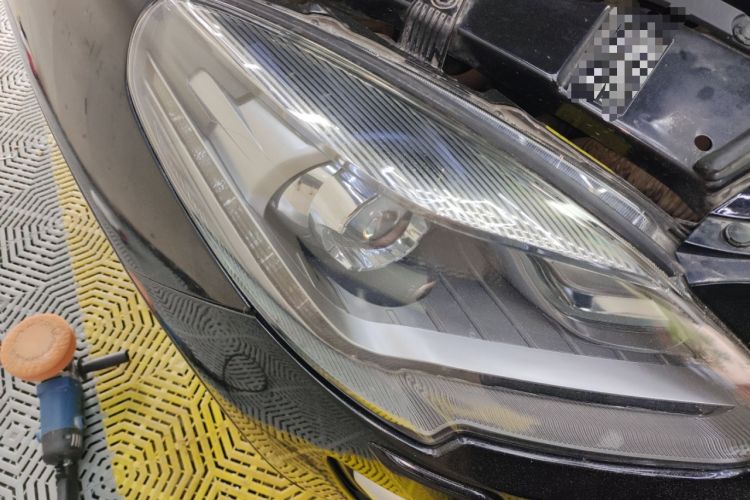 Used Luxgen Great 7 SUV 2014 2.2T Four-Wheel Drive Prestige Version Right Front Headlight