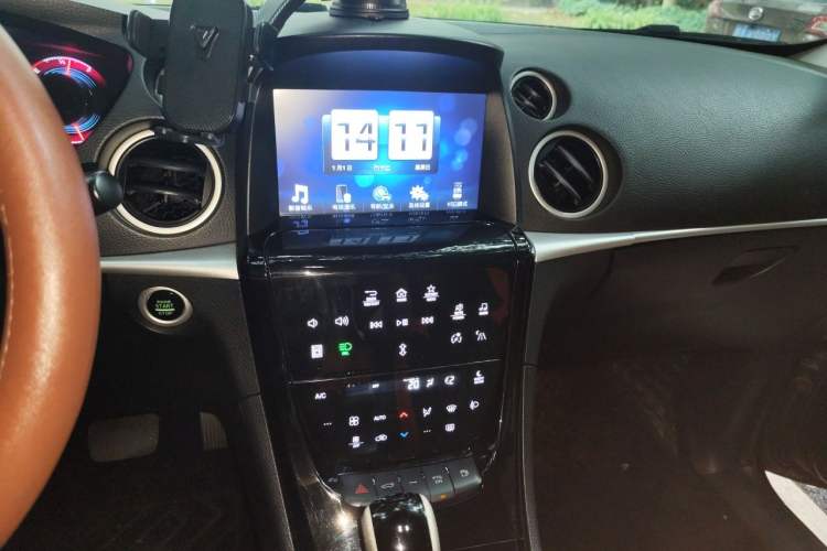 Used Luxgen Great 7 SUV 2014 2.2T Two-Wheel-Drive Smart Version Audio And AC Panel