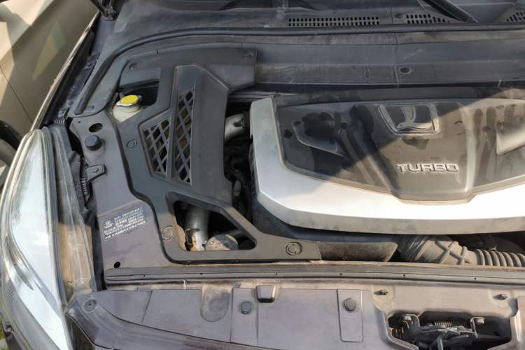 Used Luxgen Great 7 SUV 2014 2.2T Two-Wheel-Drive Smart Version Engine Bay Right