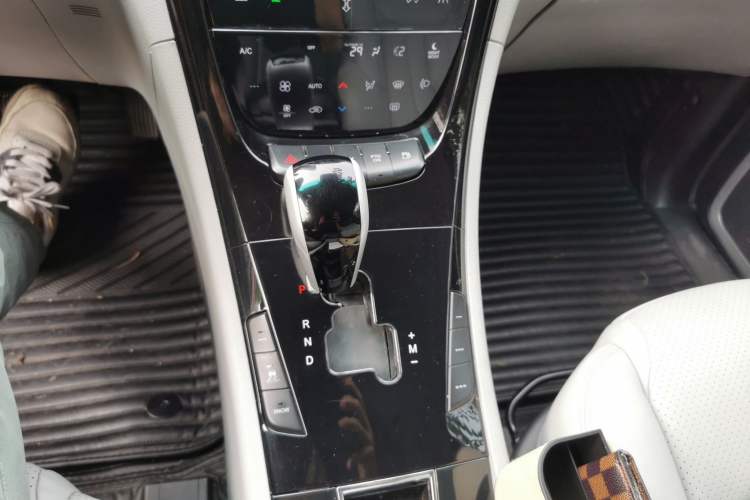 Used Luxgen Great 7 SUV 2014 2.2T Two-Wheel-Drive Smart Version Gear Lever