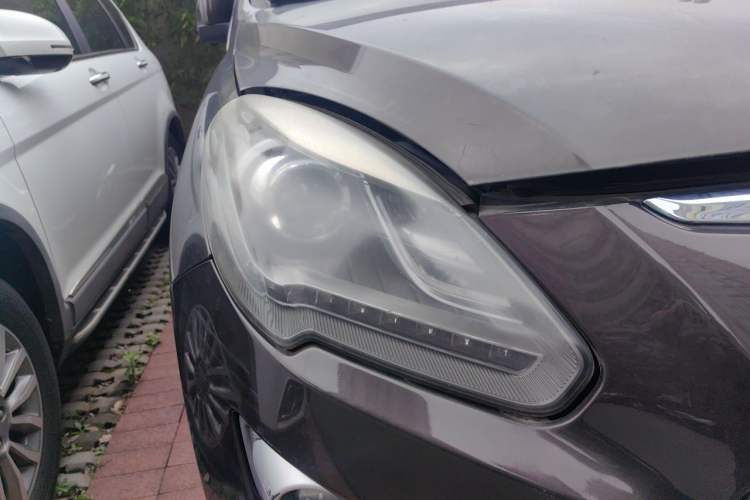 Used Luxgen Great 7 SUV 2014 2.2T Two-Wheel-Drive Smart Version Right Front Headlight