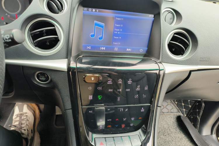 Used Luxgen Great 7 SUV 2014 2.2T Four-Wheel Drive Prestige Version Audio And AC Panel