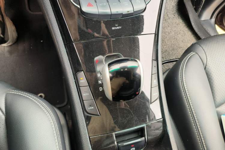 Used Luxgen Great 7 SUV 2014 2.2T Four-Wheel Drive Prestige Version Gear Lever