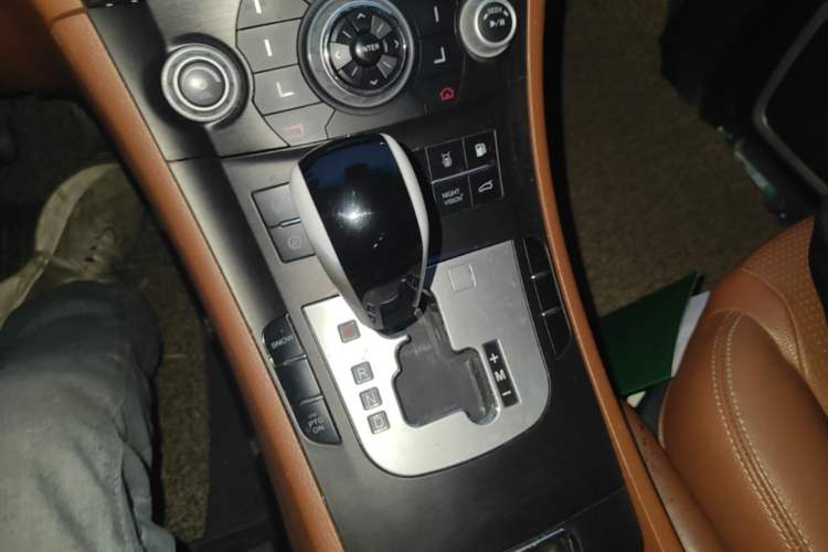 Used Luxgen Great 7 SUV 2014 2.2T Two-Wheel-Drive Smart Version Gear Lever
