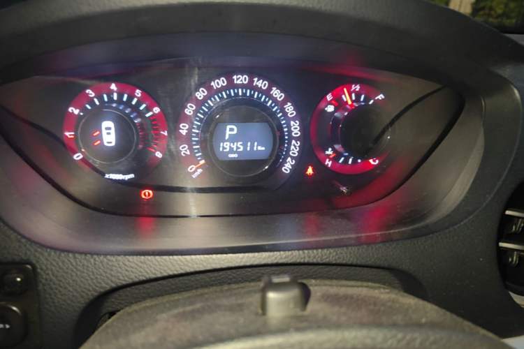 Used Luxgen Great 7 SUV 2014 2.2T Two-Wheel-Drive Smart Version Odometer Close Up