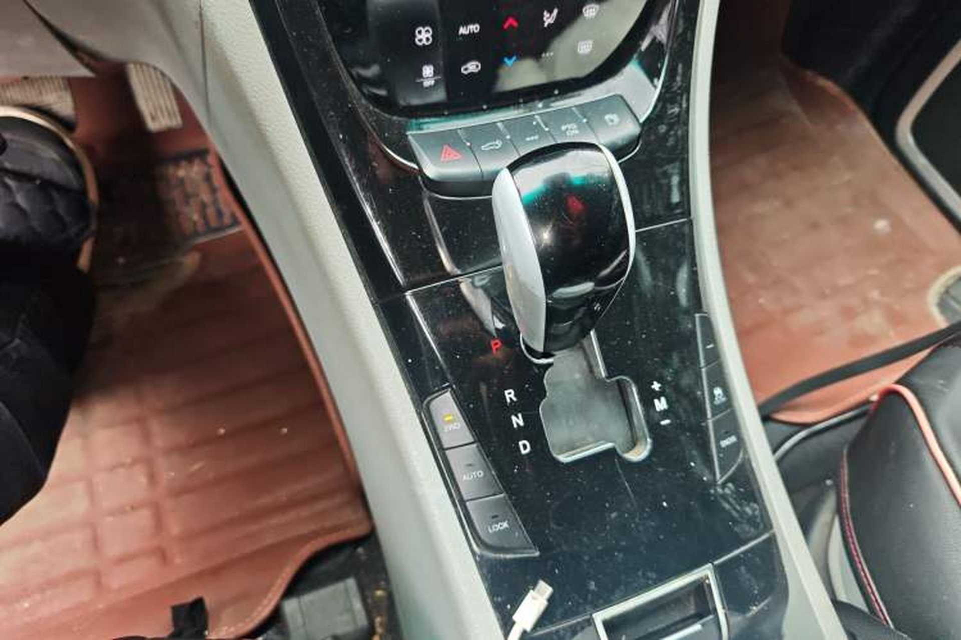 Used Luxgen Great 7 SUV 2014 2.2T Four-Wheel Drive Prestige Version Gear Lever