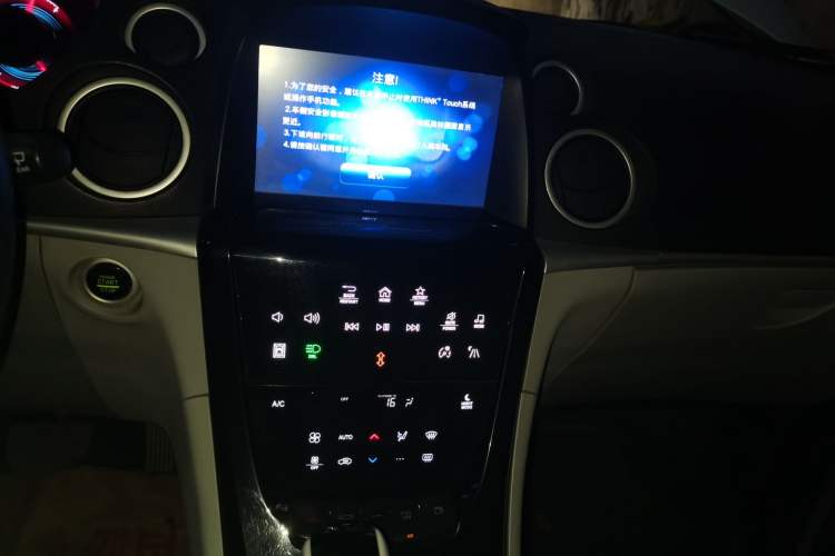 Used Luxgen Great 7 SUV 2014 2.2T Four-Wheel Drive Prestige Version Audio And AC Panel
