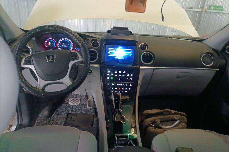 Used Luxgen Great 7 SUV 2014 2.2T Two-Wheel-Drive Smart Version Center Console