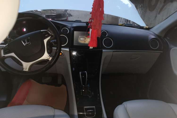 Used Luxgen Great 7 SUV 2014 2.2T Four-Wheel Drive Prestige Version Center Console