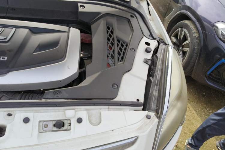 Used Luxgen Great 7 SUV 2014 2.2T Two-Wheel-Drive Smart Version Engine Bay Left