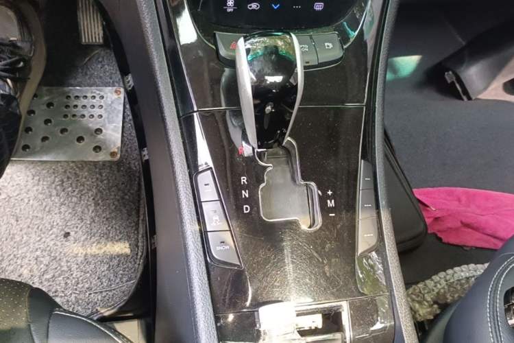 Used Luxgen Great 7 SUV 2014 2.2T Two-Wheel-Drive Smart Version Gear Lever