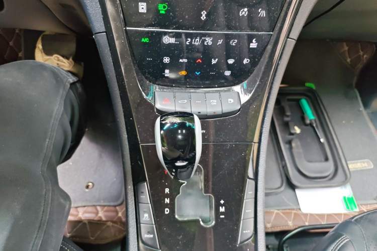 Used Luxgen Great 7 SUV 2014 Honor Collection Edition 2.2T Two-Wheel Drive Smart Model Gear Lever