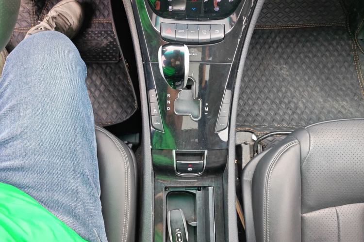 Used Luxgen Great 7 SUV 2014 2.2T Two-Wheel-Drive Smart Version Gear Lever