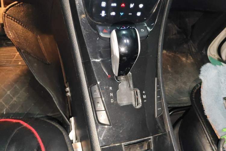 Used Luxgen Great 7 SUV 2014 2.2T Two-Wheel-Drive Smart Version Gear Lever
