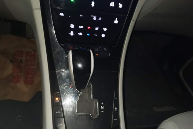 Used Luxgen Great 7 SUV 2014 2.2T Four-Wheel Drive Prestige Version Gear Lever