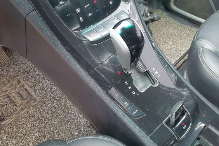 Used Luxgen Great 7 SUV 2014 2.2T Two-Wheel-Drive Smart Version Gear Lever