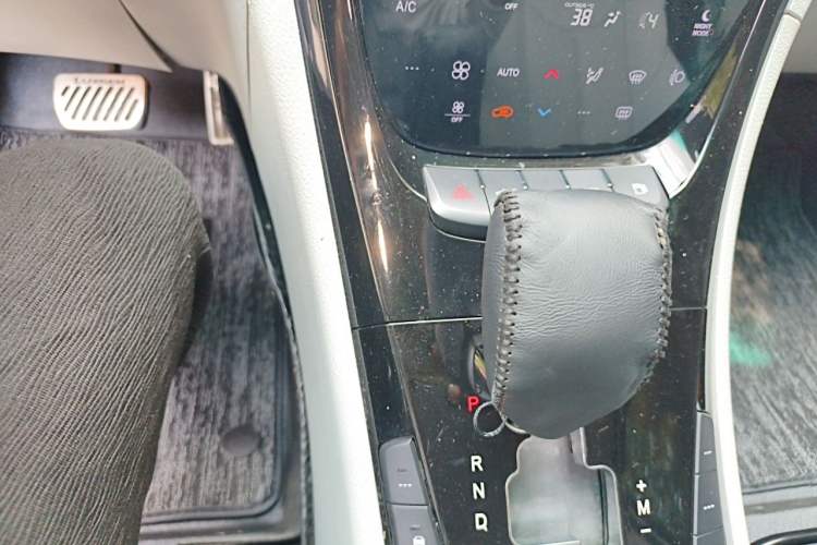 Used Luxgen Great 7 SUV 2014 2.2T Two-Wheel-Drive Smart Version Gear Lever