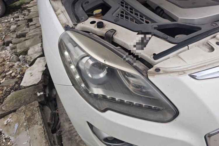 Used Luxgen Great 7 SUV 2014 2.2T Two-Wheel-Drive Smart Version Right Front Headlight