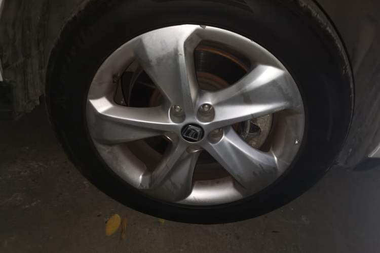 Used Luxgen Great 7 SUV 2014 2.2T Four-Wheel Drive Prestige Version Right Front Wheel Hub