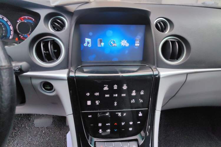 Used Luxgen Great 7 SUV 2014 2.2T Four-Wheel Drive Prestige Version Audio And AC Panel
