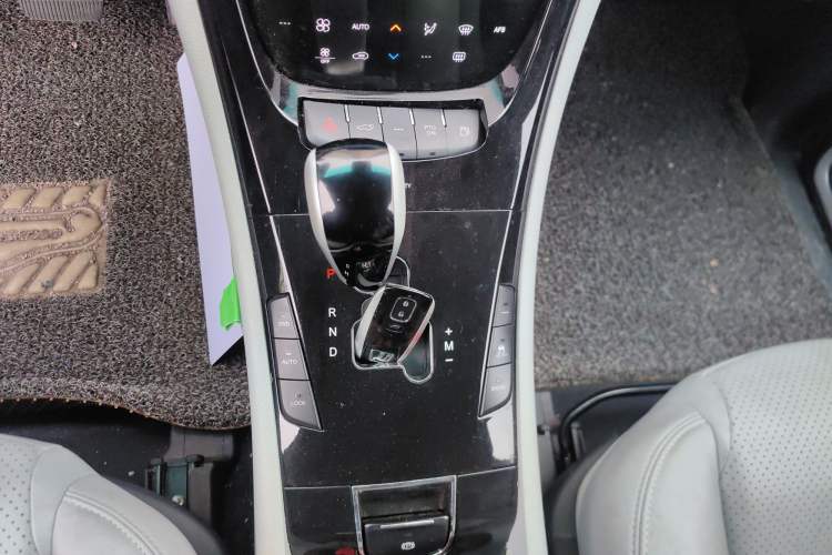 Used Luxgen Great 7 SUV 2014 2.2T Four-Wheel Drive Prestige Version Gear Lever