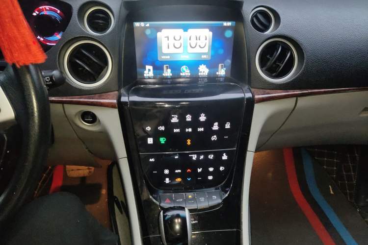 Used Luxgen Great 7 SUV 2015 2.2T Two-Wheel-Drive ZhiZun Version Audio And AC Panel