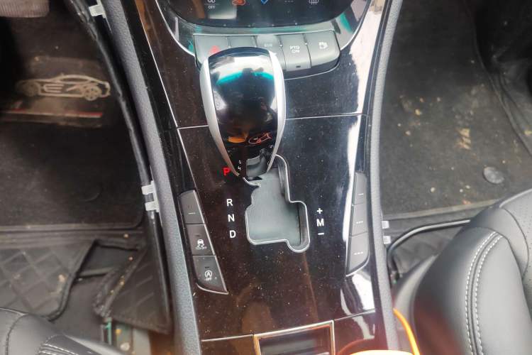 Used Luxgen Great 7 SUV 2015 2.2T Two-Wheel Drive Smart Version Gear Lever