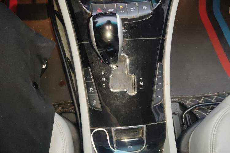 Used Luxgen Great 7 SUV 2015 2.2T Two-Wheel-Drive ZhiZun Version Gear Lever