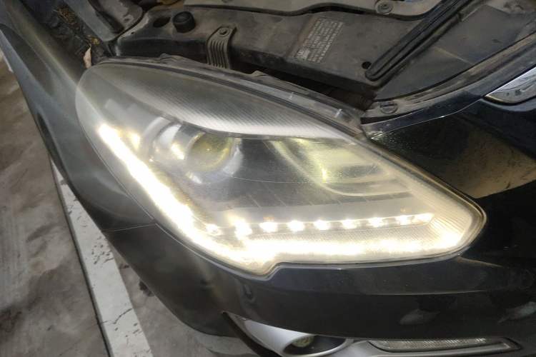 Used Luxgen Great 7 SUV 2015 2.2T Two-Wheel-Drive ZhiZun Version Right Front Headlight