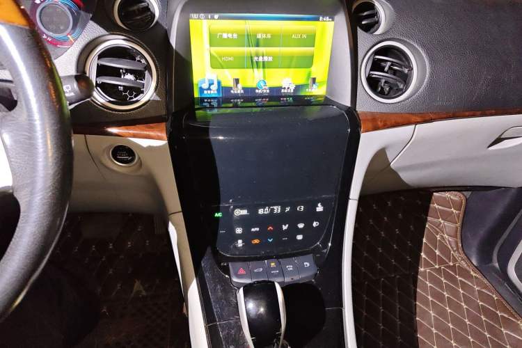 Used Luxgen Great 7 SUV 2015 2.2T Two-Wheel-Drive ZhiZun Version Audio And AC Panel