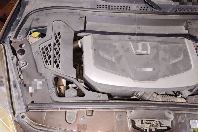 Used Luxgen Great 7 SUV 2015 2.2T Two-Wheel-Drive ZhiZun Version Engine Bay Right