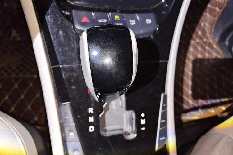 Used Luxgen Great 7 SUV 2015 2.2T Two-Wheel-Drive ZhiZun Version Gear Lever