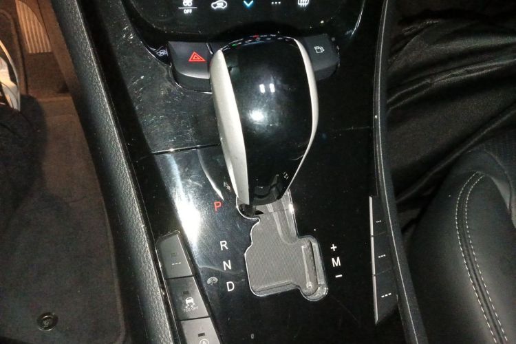 Used Luxgen Great 7 SUV 2015 2.2T Two-Wheel-Drive ZhiZun Version Gear Lever