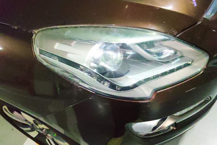 Used Luxgen Great 7 SUV 2015 2.2T Two-Wheel Drive Smart Version Right Front Headlight