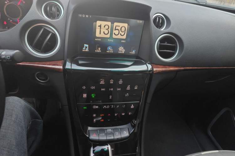 Used Luxgen Great 7 SUV 2015 2.2T Two-Wheel-Drive ZhiZun Version Audio And AC Panel