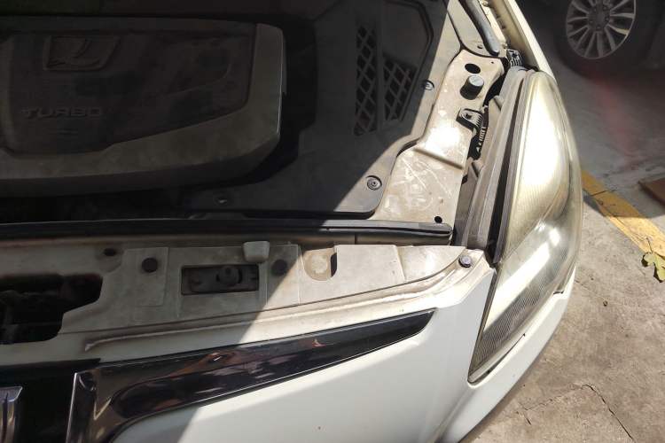 Used Luxgen Great 7 SUV 2015 2.2T Two-Wheel-Drive ZhiZun Version Engine Bay Left