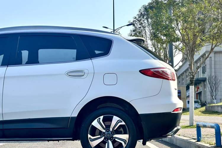 Used Luxgen Great 7 SUV 2015 2.2T Two-Wheel Drive Smart Version Exterior 4