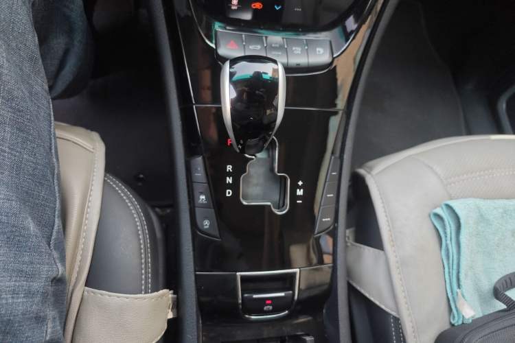Used Luxgen Great 7 SUV 2015 2.2T Two-Wheel-Drive ZhiZun Version Gear Lever