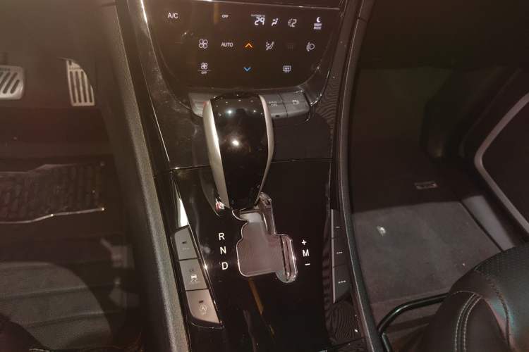 Used Luxgen Great 7 SUV 2015 2.2T Two-Wheel Drive Smart Version Gear Lever