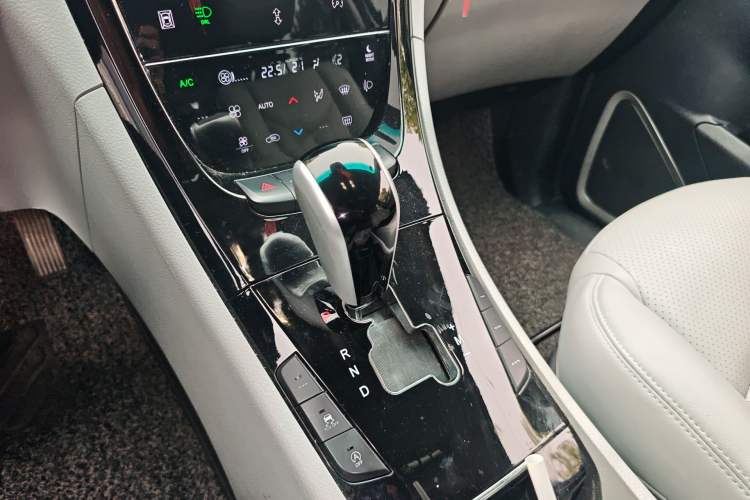 Used Luxgen Great 7 SUV 2015 2.2T Two-Wheel-Drive ZhiZun Version Gear Lever