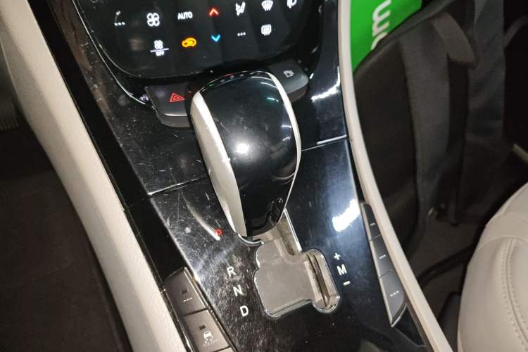 Used Luxgen Great 7 SUV 2015 2.2T Two-Wheel-Drive ZhiZun Version Gear Lever