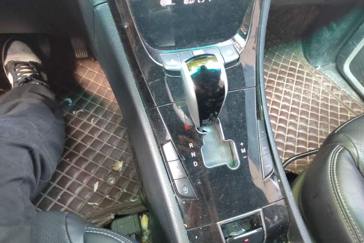 Used Luxgen Great 7 SUV 2015 2.2T Two-Wheel-Drive ZhiZun Version Gear Lever